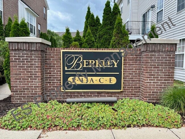 Foto del edificio - Stunning three-level condo in Lawrence Tow...