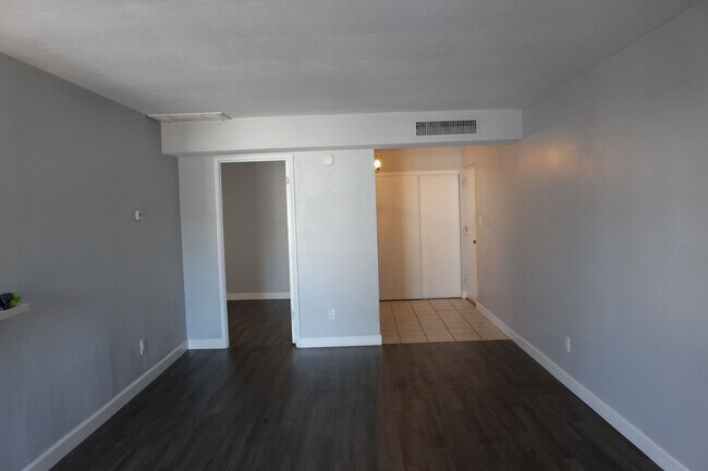 Foto del edificio - Upstairs 1 bedroom in Fairmont Gardens Com...
