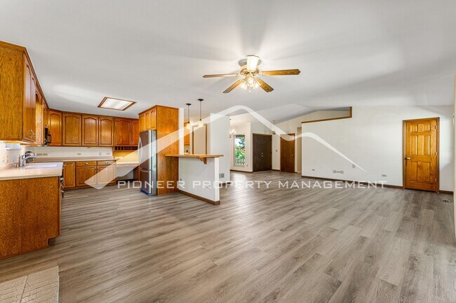 Foto del edificio - Spacious Home with Central AC and Fenced Yard