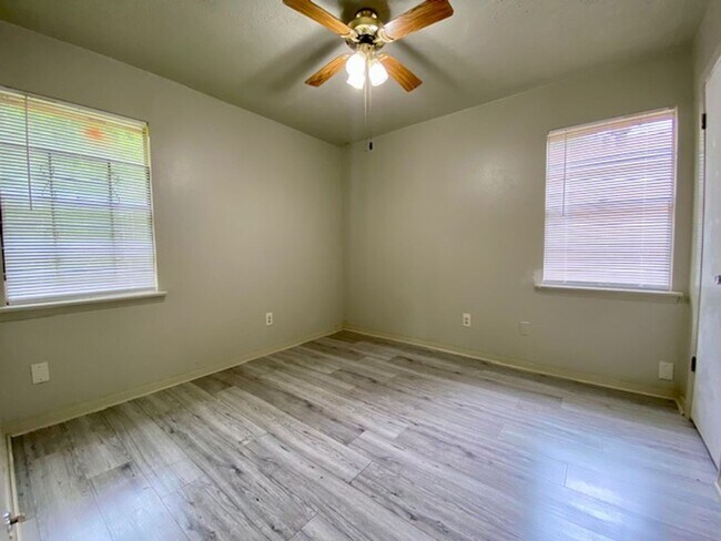 Building Photo - Quaint 3 Bedroom 1 Bath Home in Shreveport!