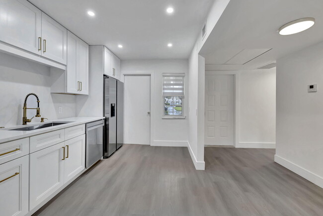 Building Photo - 3100 N Palm Aire Dr