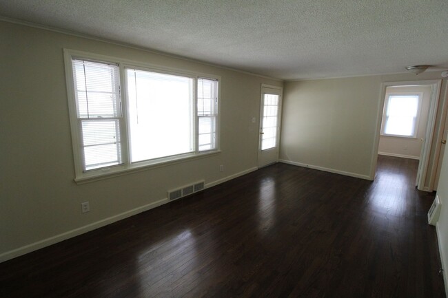 Building Photo - Spacious 3 Bedroom 2 Bath House in Fairway