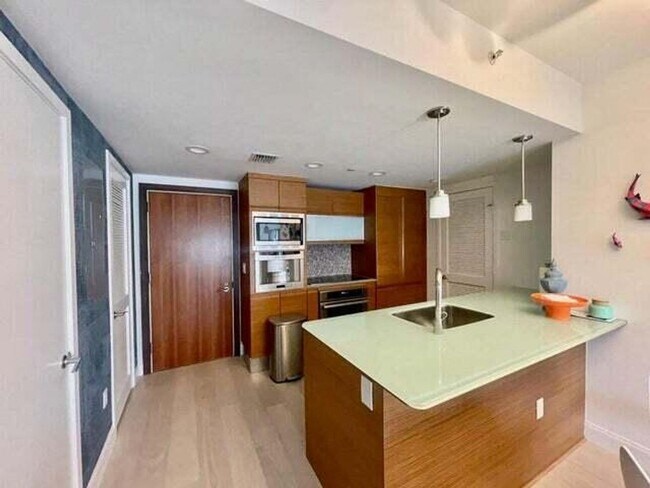 Foto del edificio - 5875 Collins Ave