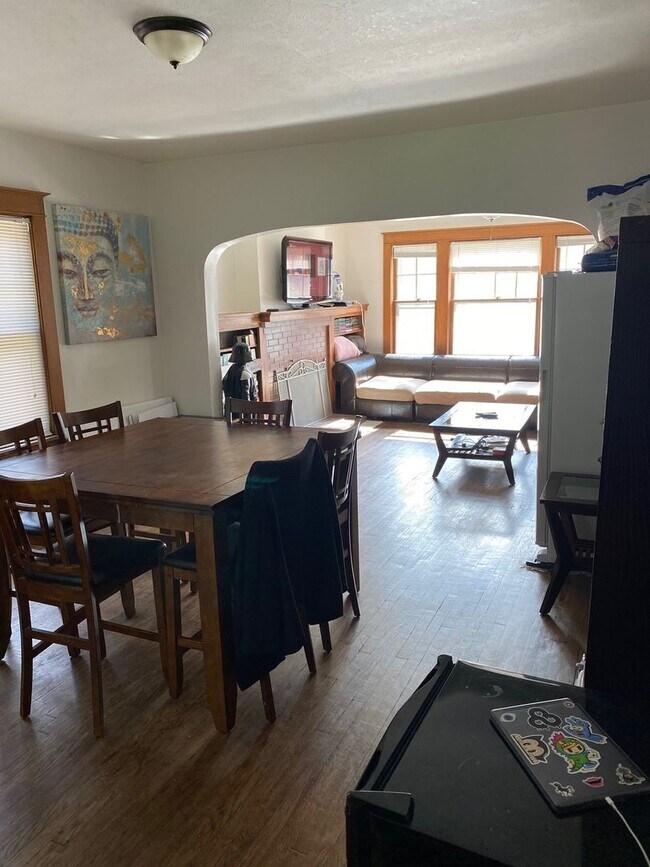 Building Photo - Beautiful 5 Bedroom/2.5 Bathroom Home in Popular Field Club Area