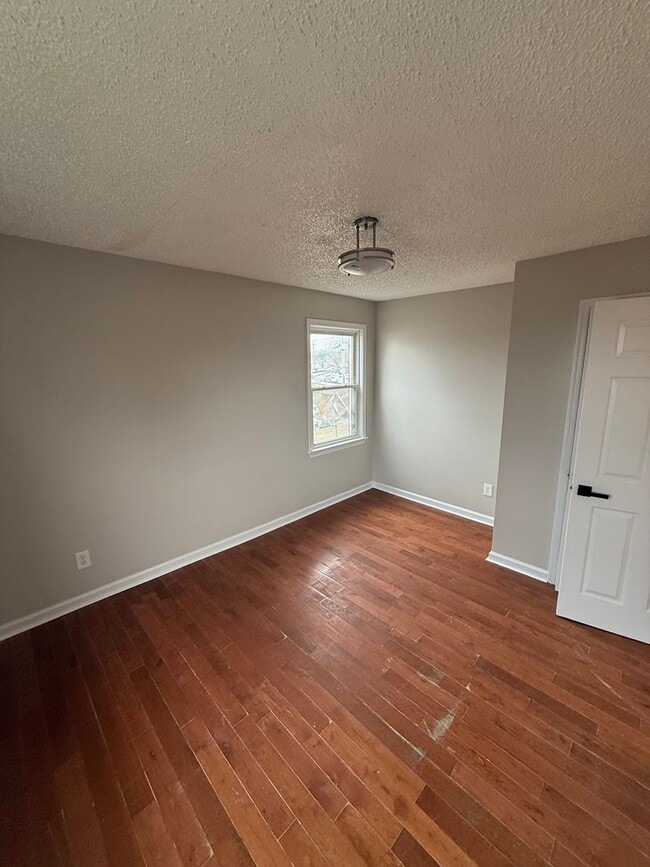 Building Photo - Beautiful 3 Bedroom 2 bath Townhome Conveniently Located and updated