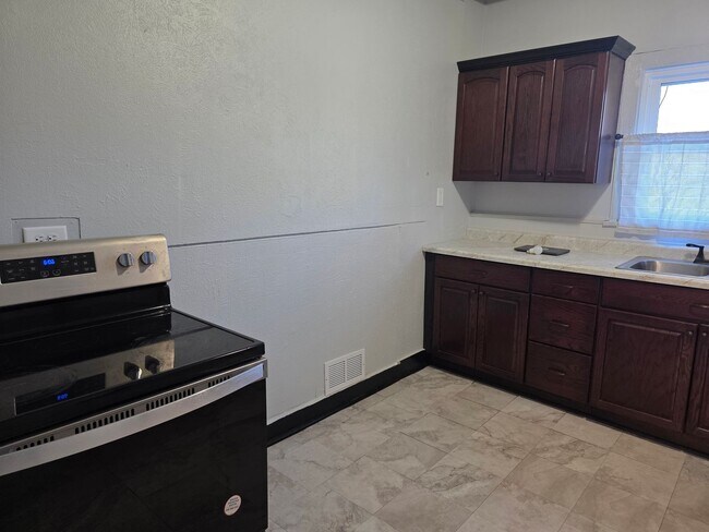 Building Photo - 3-Bedroom, 1-Bathroom Home with Basement – $1,195/Month - Accepting Section 8