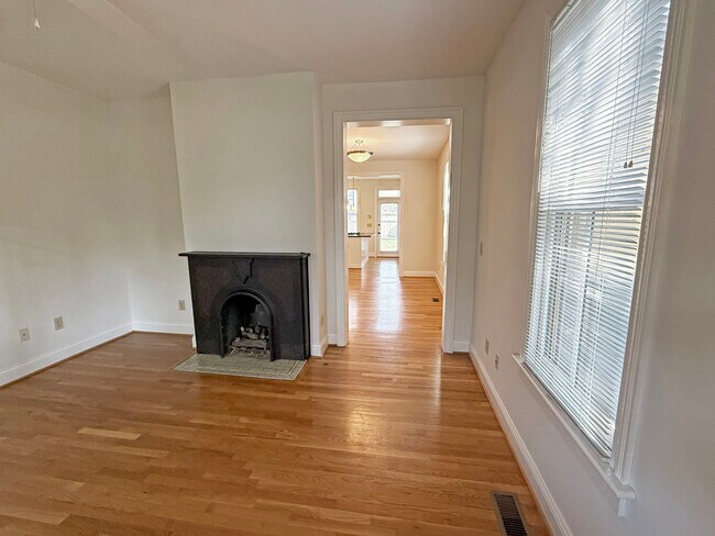 Building Photo - 844 Hamlet St