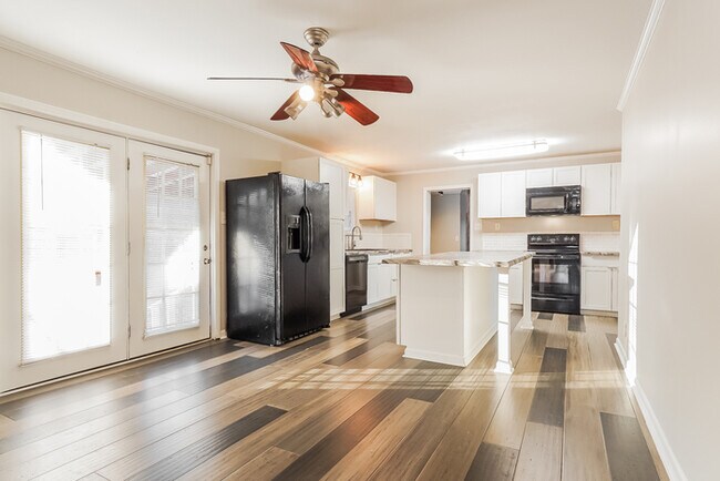 Foto del edificio - 7165 Rowan Rd