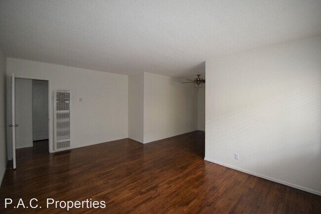Building Photo - 1 br, 1 bath Apartment - 15033 Burbank Blv...