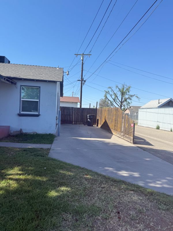 Building Photo - 410 E San Joaquin Ave