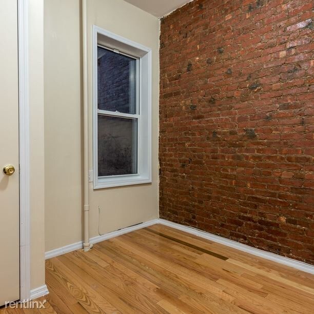 Building Photo - 27 Kingsland Ave