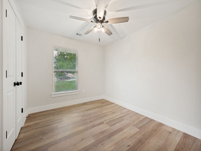 Building Photo - Welcome to Your Ideal Home: 3-Bedroom, 2-Bath Gem Near UNT and Downtown!
