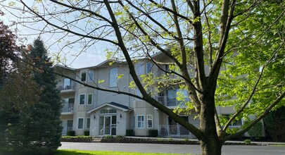 Building Photo - 927 Elderberry Cir