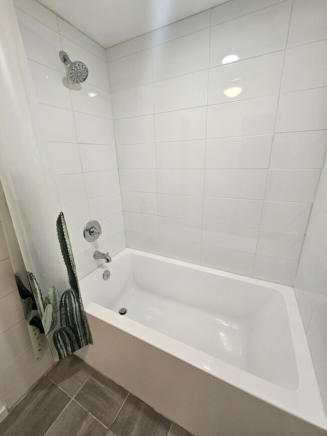 BAIN - 3476 Rue Sherbrooke E