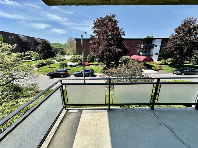 Building Photo - 41 Broadlawn Park