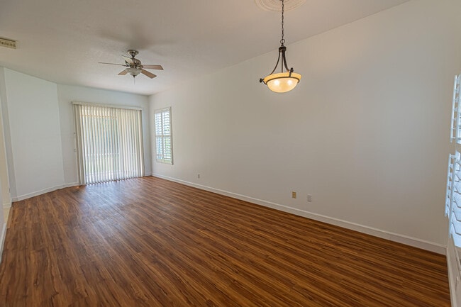 Building Photo - 562 SW New Castle Cove