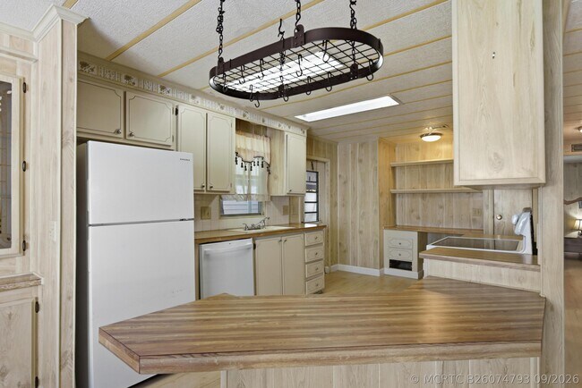 Foto del edificio - 7983 SE Saratoga Dr