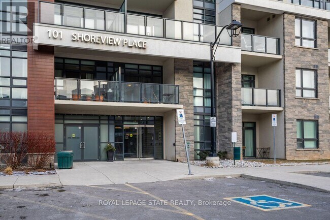 Building Photo - 101-101 Shoreview Pl