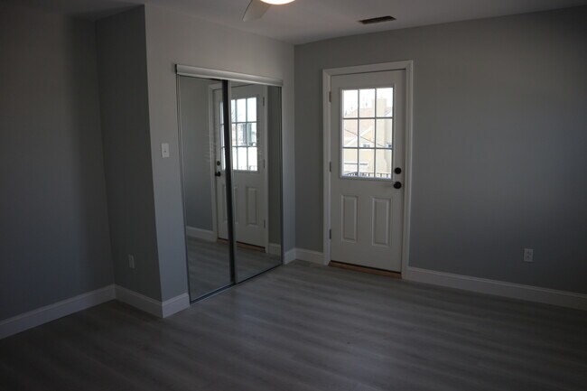 Building Photo - 6064 Ridge Ave