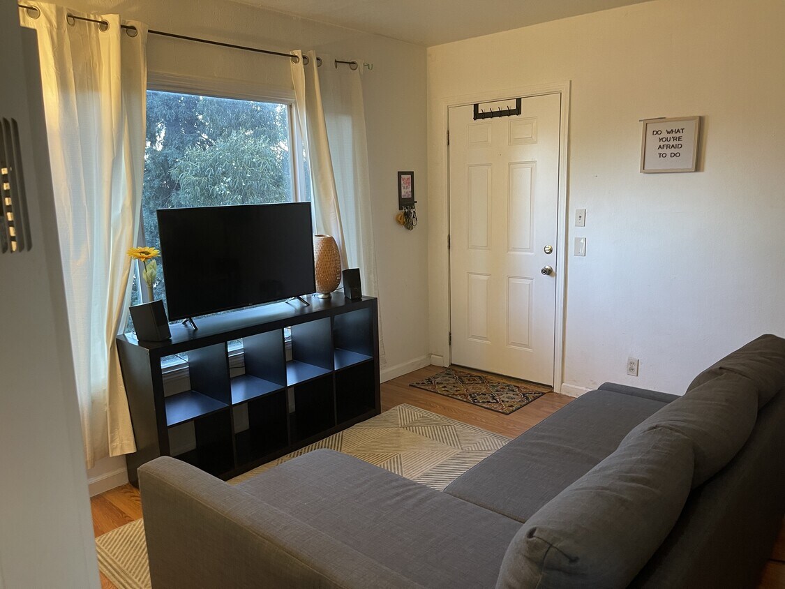 Living room with view of Sausal Creek. - 20 Peroly Ct