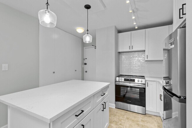 Building Photo - 1460 N Sandburg Terrace