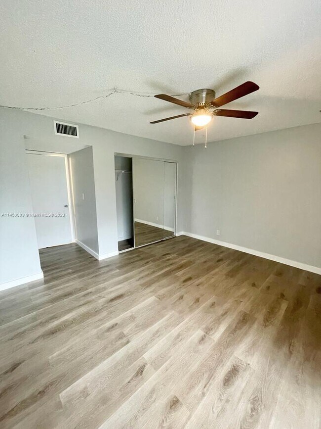 Foto del edificio - 8610 N Sherman Cir