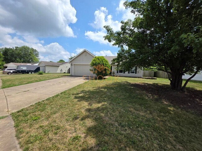 Foto del edificio - 3 BR Home with Fenced Backyard, Close to E...