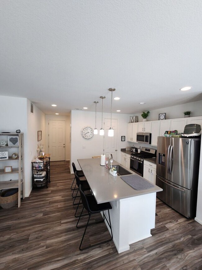 Building Photo - Beautiful 3-Bed, 3-Bath Home on a Spacious...
