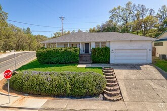 Building Photo - 805 Jerry Dr