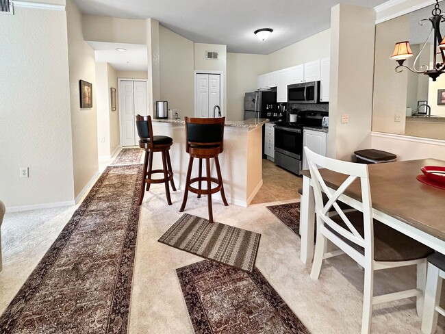 Building Photo - Fully Furnished, Bright 1 Bed 1 Bath Groun...