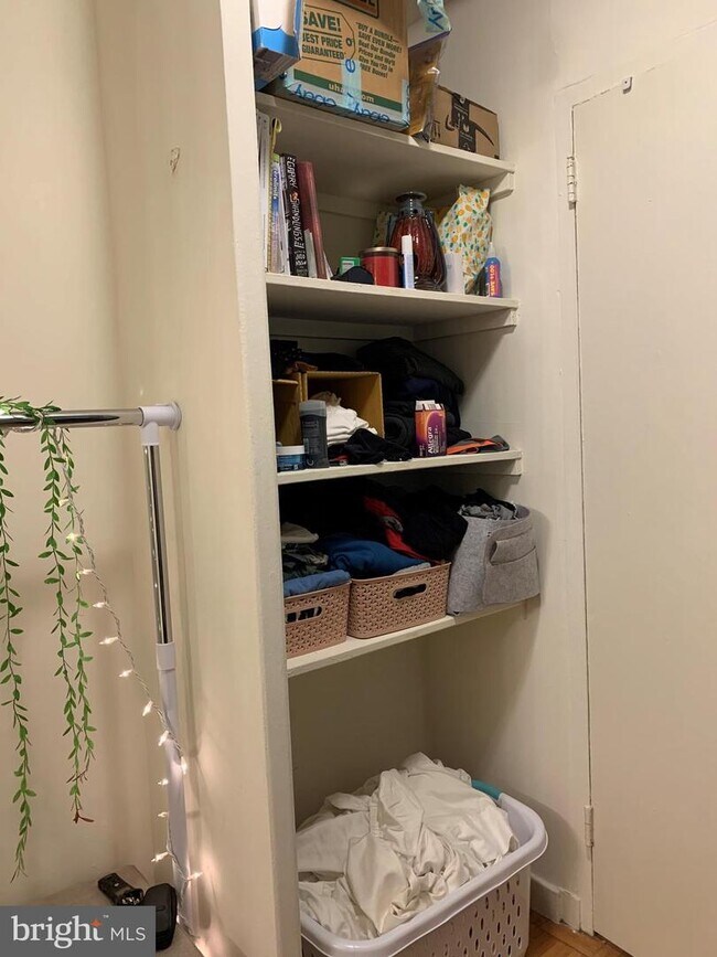 Foto del edificio - 604 S Washington Square