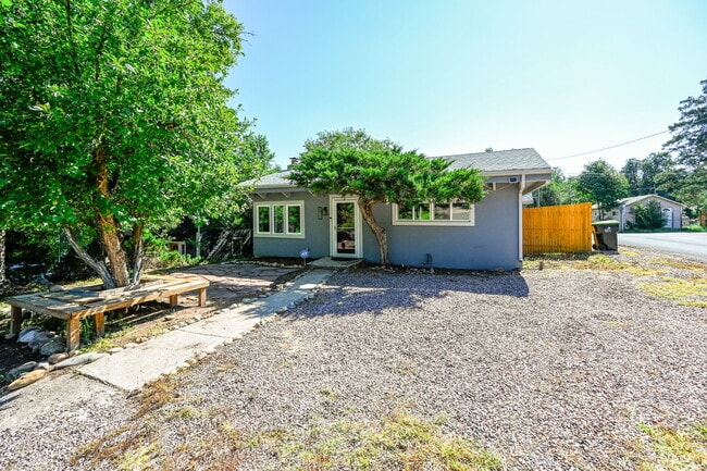 Building Photo - 15 Oak Pl