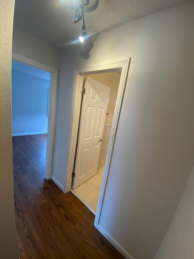 Building Photo - Hendley Place Apartments