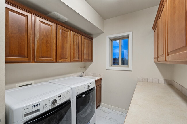 Foto del edificio - 355 W Waterside Dr