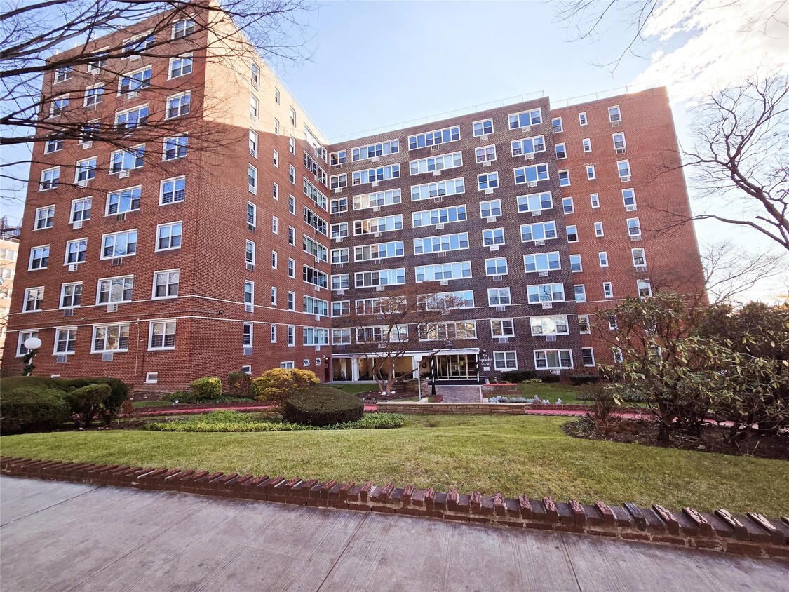 Foto principal - 164-20 Highland Ave