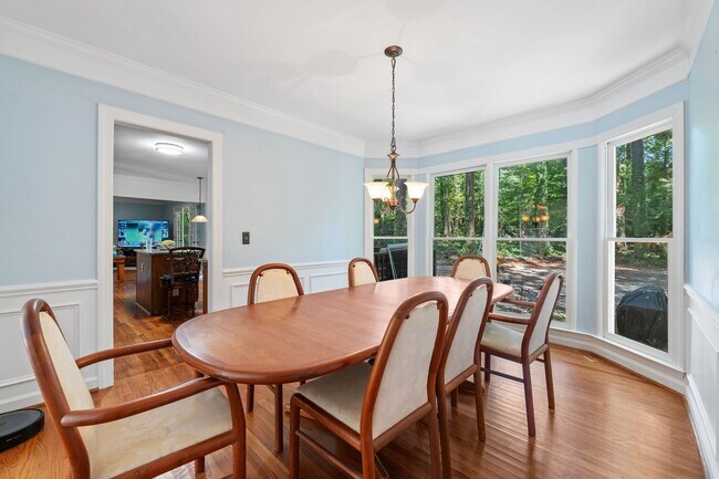 Foto del edificio - Beautiful 4BR, 3.5BA Tri-Level Home in Wel...