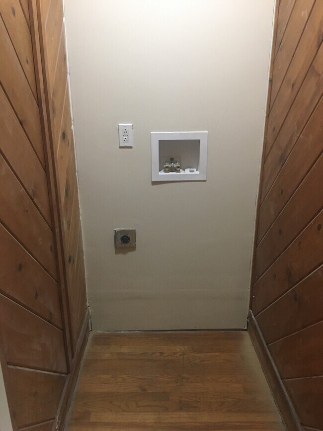 Laundry - 471 W 8th Ave