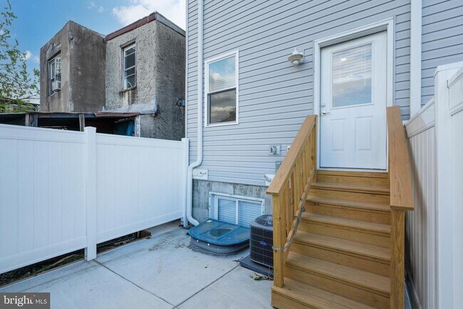 Building Photo - 2537 N Howard St