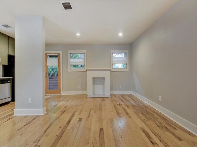 Building Photo - 2105 Kinney Ave
