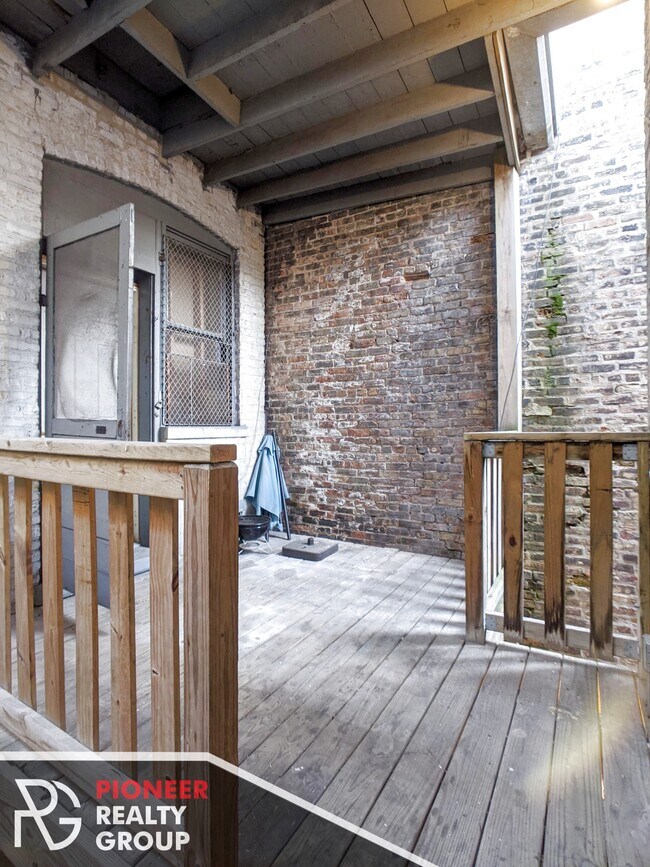 Building Photo - 662 W Cornelia Ave