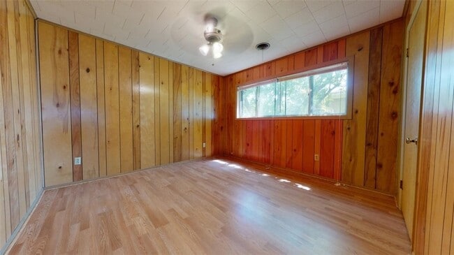 Foto del edificio - 1616 George Bush Dr