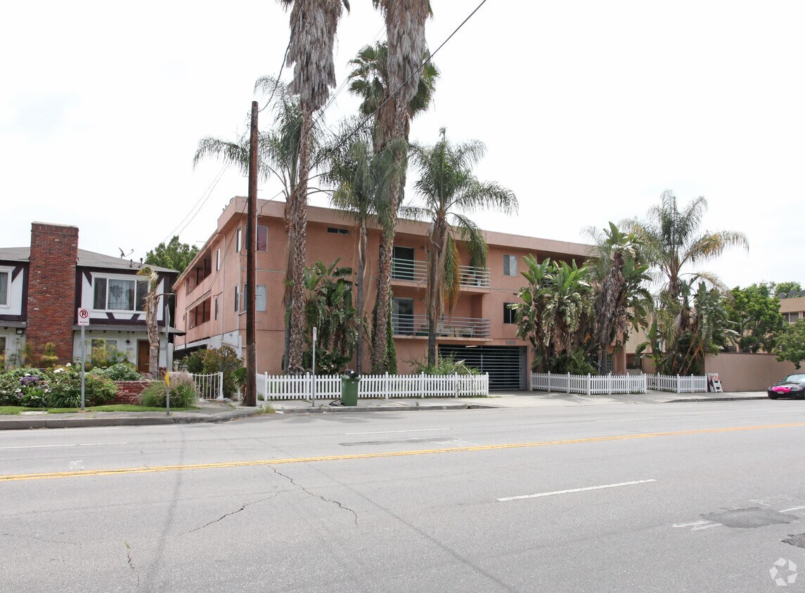 Primary Photo - 5320 Whitsett Ave