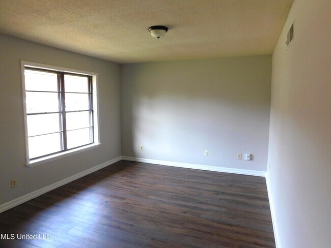 Foto del edificio - 7858 Cherry Valley Blvd