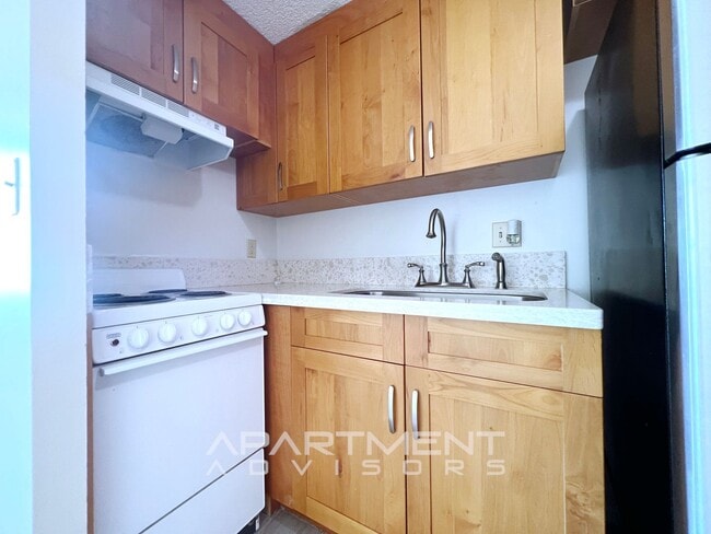 Building Photo - Five Regents Condominium