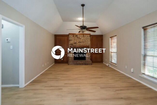 Building Photo - 4 Bedroom Pet-Friendly Home in Arlington, TX with Main Street Renewal