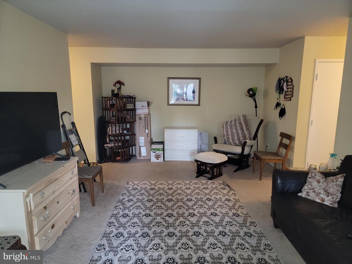 503 Florida Ave Unit 104, Herndon, VA 20170 Room for Rent in Herndon