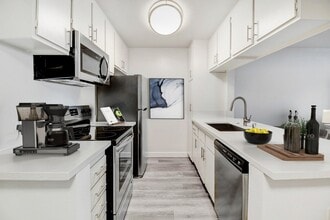Building Photo - Zelzah Court