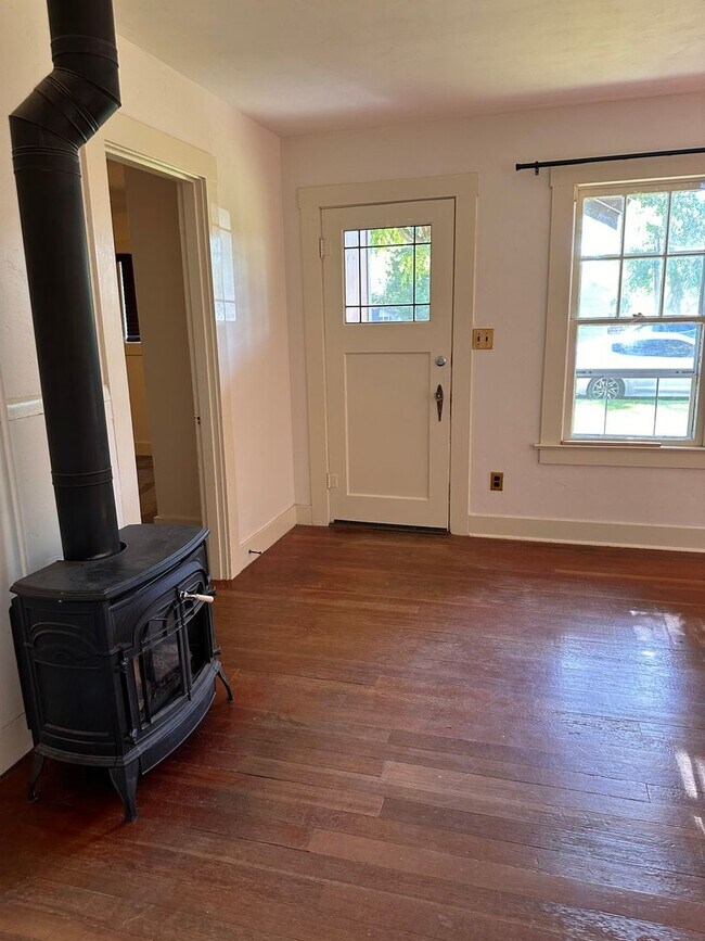 Building Photo - Charming 2 bedroom home in the heart of do...