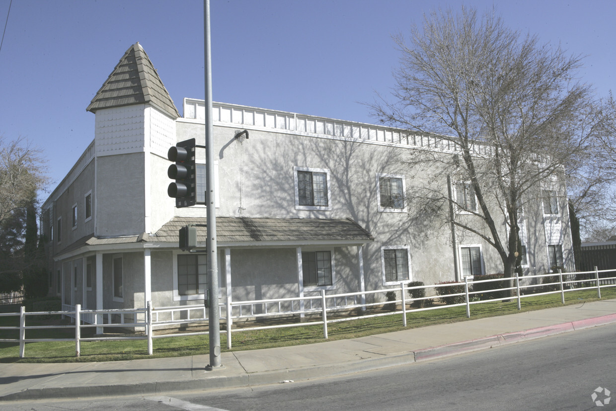 Building Photo - 1005 E Avenue R