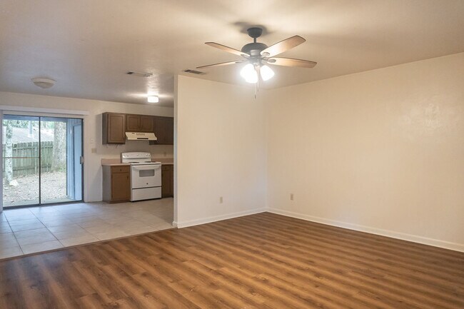 Foto del edificio - 1550 Live Oak Dr